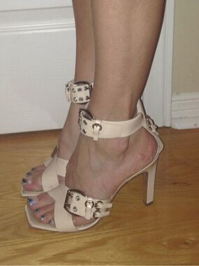 Gorgeous Louis Vuitton nude cream women’s high heels buckle sandals size 7